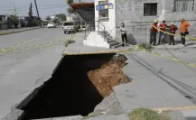 ¡No es alberca! Evalúan mega socavón en colonia Santa Lucía en Escobedo