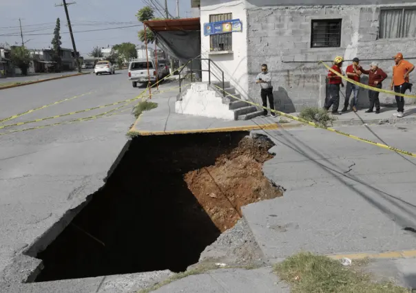 ¡No es alberca! Evalúan mega socavón en colonia Santa Lucía en Escobedo