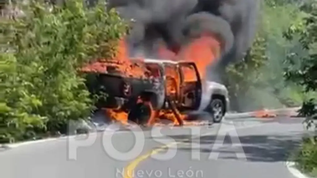Se incendia camioneta en carretera Laguna de Sánchez en Santiago