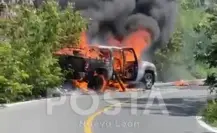 Se incendia camioneta en carretera Laguna de Sánchez en Santiago