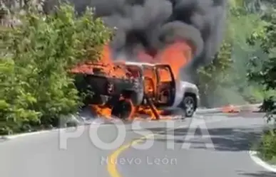 Se incendia camioneta en carretera Laguna de Sánchez en Santiago