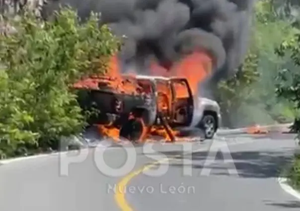 Se incendia camioneta en carretera Laguna de Sánchez en Santiago