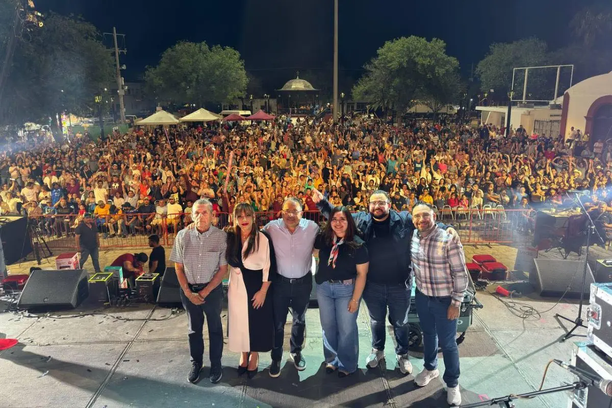 El alcalde Andrés Mijes reconoció a los padres de Escobedo como pilares de la familia y motores del desarrollo de la comunidad. Foto: Gobierno de Escobedo