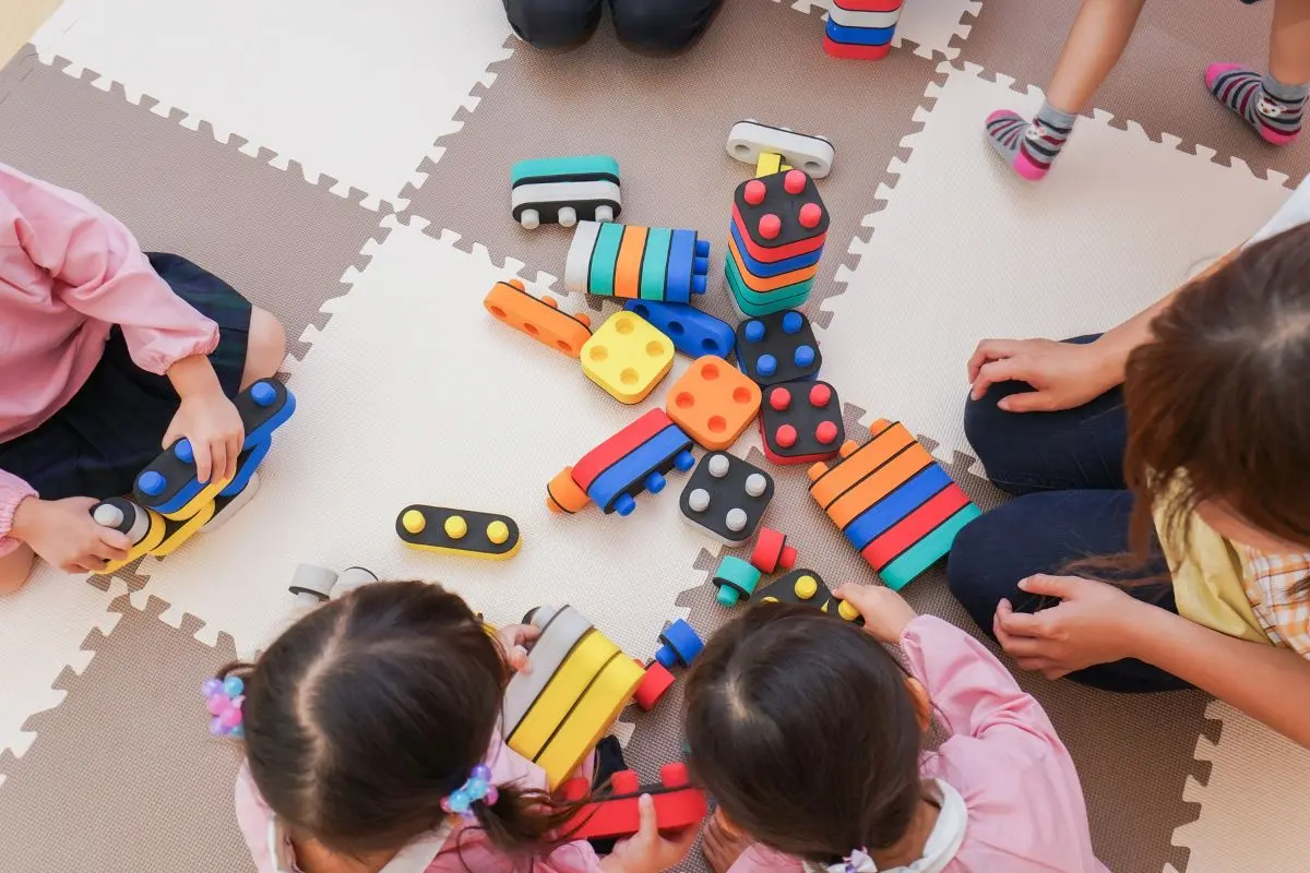 Niños jugando. Foto de canva.