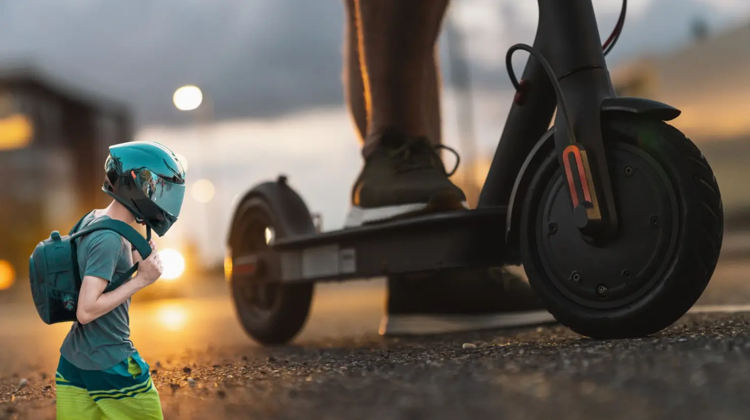 Se anunciaron varias disposiciones de seguridad para quien quienes se desplazan en scooters y bicicletas eléctricas. (Fotografía: Canva)