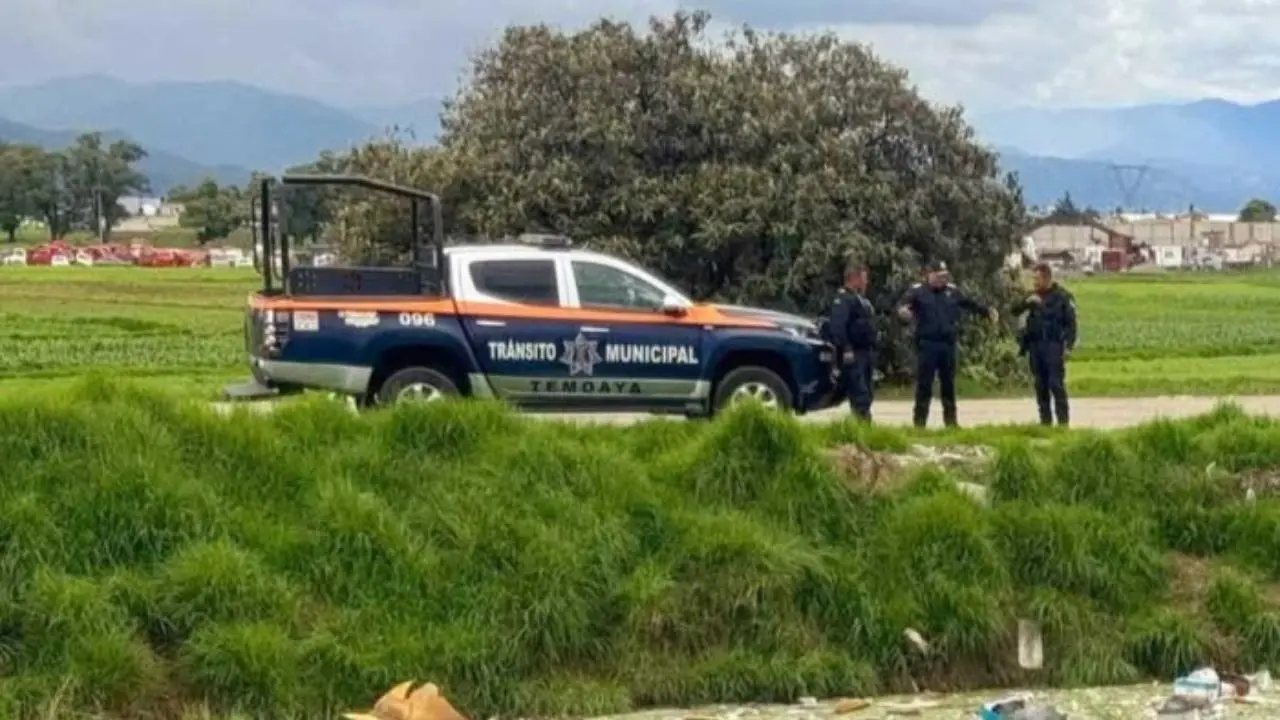 Hallan cuerpo flotando en canal de aguas negras en Temoaya. Foto: Tres PM/Está del carajo Temoaya