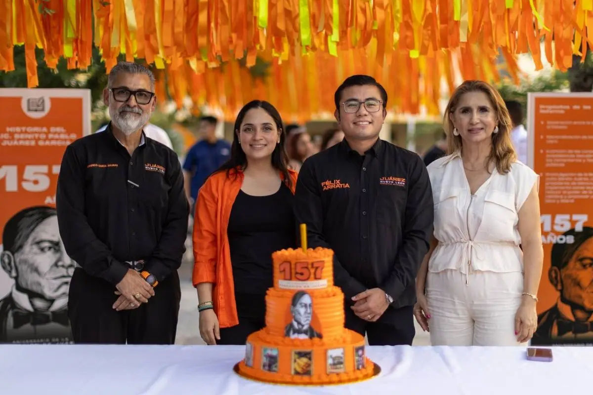 El presidente municipal Félix Arratia Cruz, acompañado por la presidenta del DIF Juárez, Mónica Oyervides Foto: Gobierno de Juárez