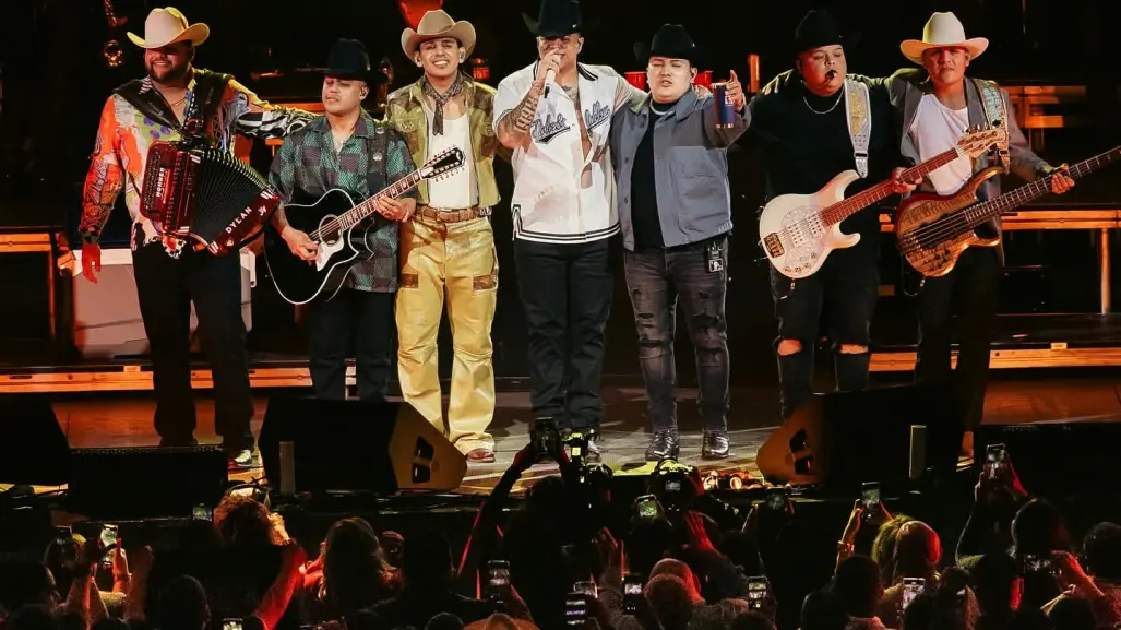 Grupo Firme: Eduin Caz celebró su cumpleaños durante su presentación en Torreón