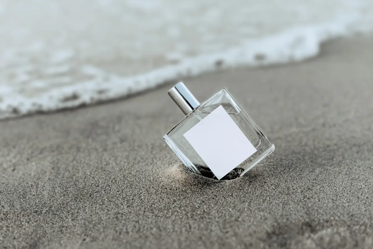 Llévate la esencia del mar contigo eligiendo perfumes que te transportan a la playa en los días de calor. Foto: Canva