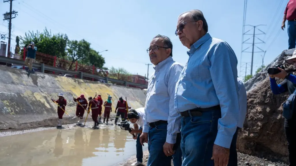 Andrés Mijes supervisa limpieza de canal pluvial en Escobedo