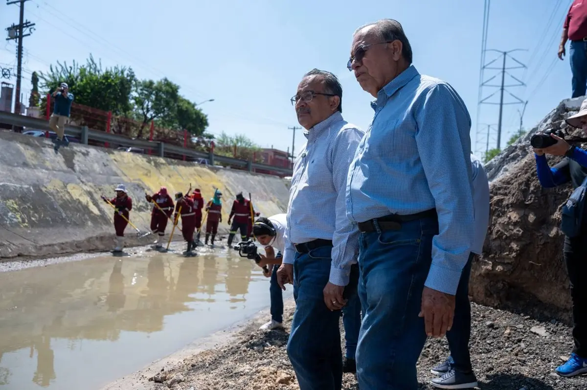 El alcalde de Escobedo, Andrés Mijes, durante la supervisión de los trabajos de limpieza del canal pluvial de la colonia Topo Grande. Foto: Gobierno de Escobedo