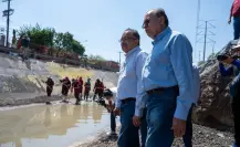 Andrés Mijes supervisa limpieza de canal pluvial en Escobedo