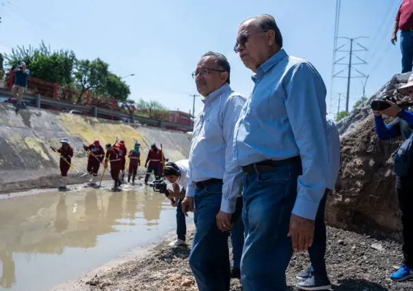 Andrés Mijes supervisa limpieza de canal pluvial en Escobedo
