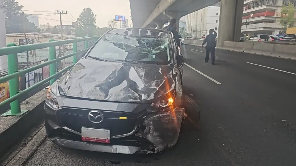 Automóvil vuelca en carriles centrales de Periférico en CDMX; conductor resulta ileso