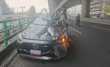 Automóvil vuelca en carriles centrales de Periférico en CDMX; conductor resulta ileso