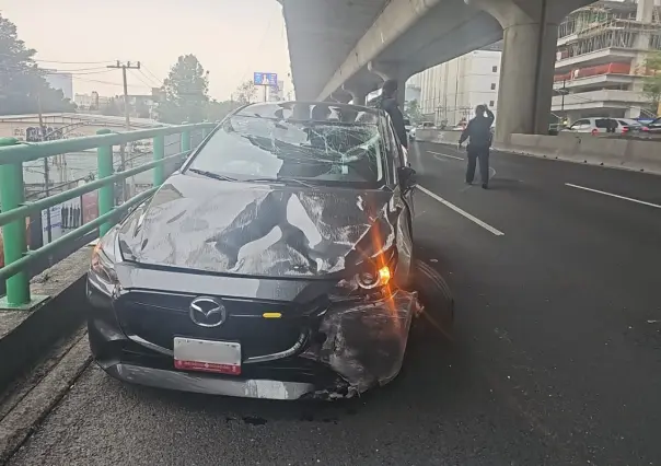 Automóvil vuelca en carriles centrales de Periférico en CDMX; conductor resulta ileso