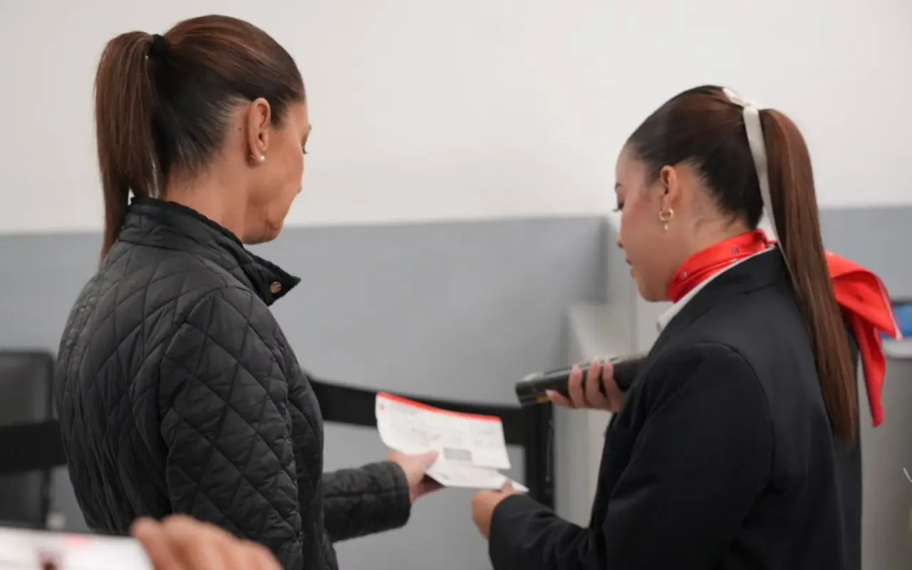 Claudia Sheinbaum en el aeropuerto. Foto: X (@Claudiashein)