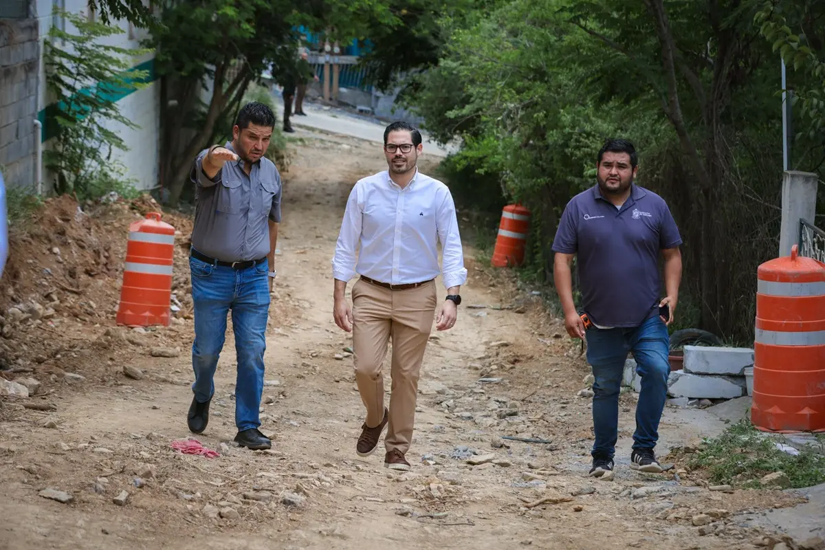El alcalde de Santiago, David de la Peña, supervisa los trabajos viales que se realizan en la colonia San Juan, en beneficio de los vecinos. Foto: Gobierno de Santiago