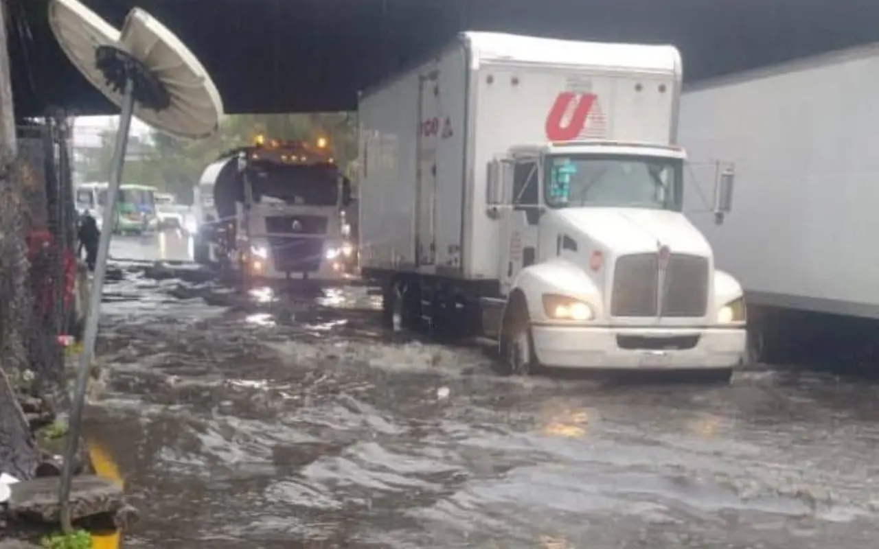 Las lluvias provocaron encharcamientos en avenidas principales de Tlalnepantla, como Gustavo Baz y Periférico Norte. Foto: Ayuntamiento de Tlalnepantla (Canva)