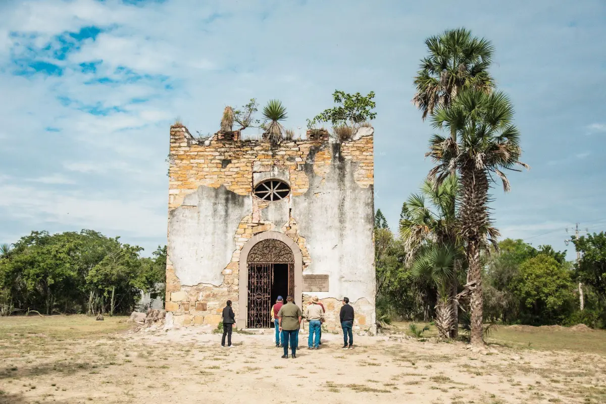 Levantado a fines del siglo XIX como parte de la ex‑hacienda El Naranjo, este espacio histórico hoy muestra los vestigios de una época de opulencia y modernidad rural en el estado. Foto: INAH