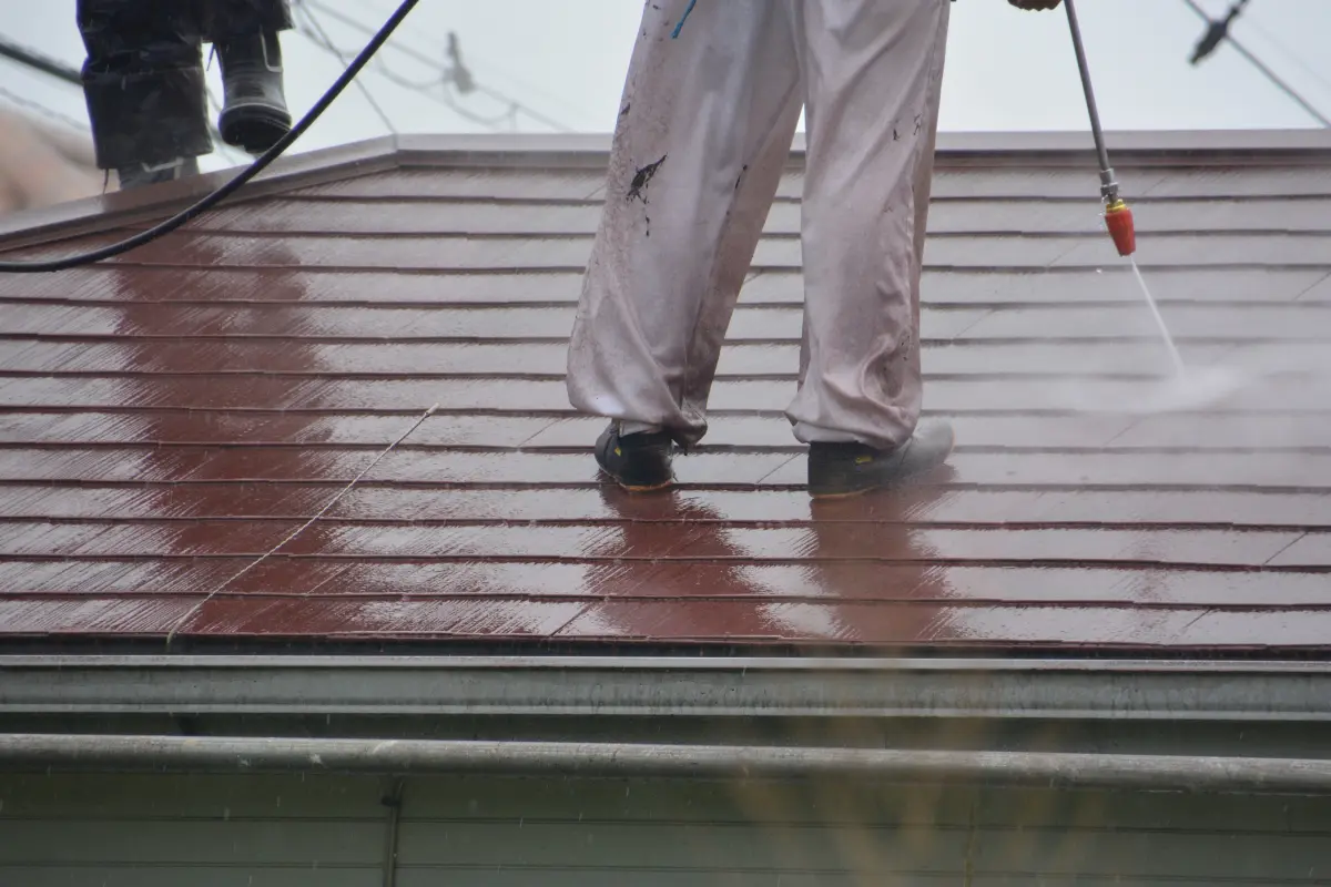 Limpiar tu azotea adecuadamente es fundamental para garantizar una impermeabilización duradera y eficaz en tu hogar. Foto: Canva