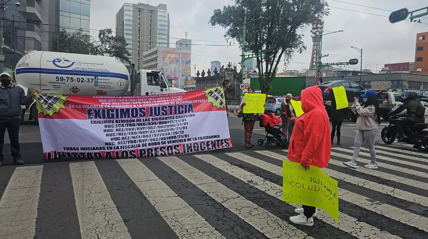 Manifestantes provenientes de Nezahualcóyotl se encuentran bloqueando Eje Central en CDMX. Foto: Ramón Ramírez