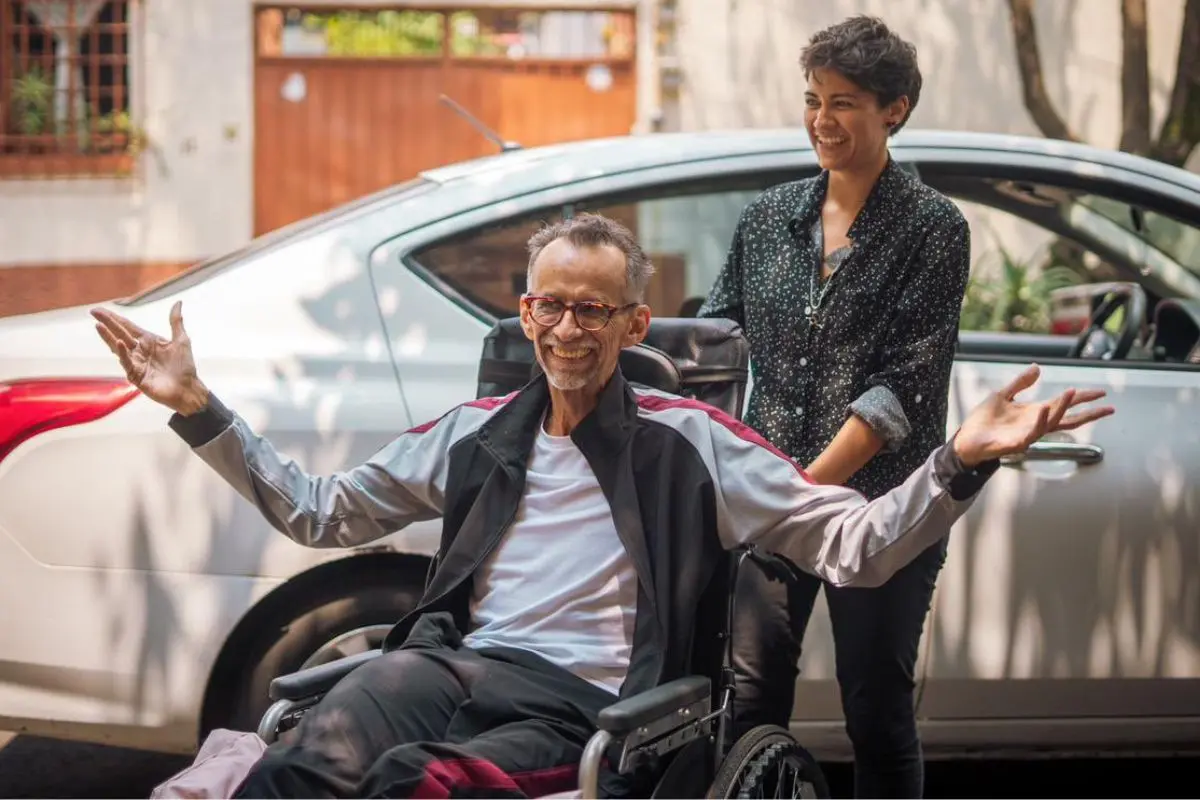 Javier Hidalgo, titular de Pilares CDMX en silla de ruedas previo a la operación por cáncer de muslo. Foto: X (@Javier_Hidalgo)