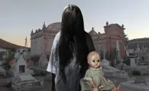 ¡Leyendas de ultratumba! La niña de la muñeca que detiene taxis frente a un panteón de La Paz