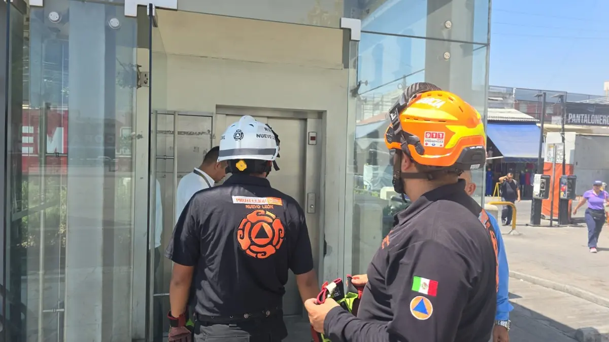 Atienden reporte de personas atrapadas en elevador en Monterrey. Foto: Protección Civil de Nuevo León