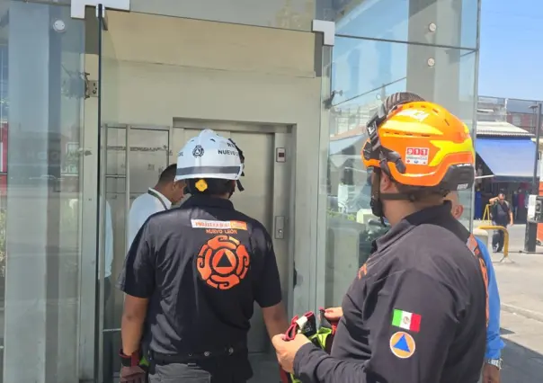 Personas quedan atrapadas en elevador en el Centro de Monterrey