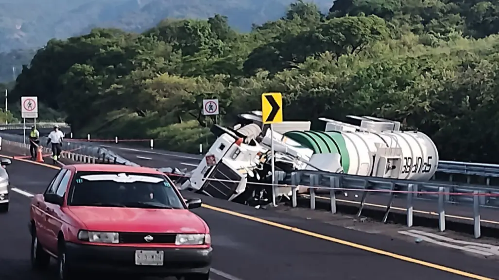 Pipa con combustible se vuelca en la autopista Pera-Cuautla, en Morelos