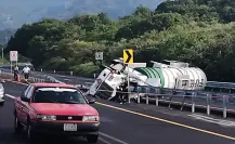 Pipa con combustible se vuelca en la autopista Pera-Cuautla, en Morelos