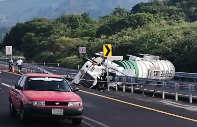 Pipa con combustible se vuelca en la autopista Pera-Cuautla, en Morelos