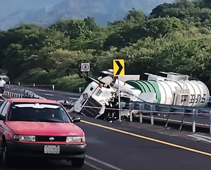 Pipa con combustible se vuelca en la autopista Pera-Cuautla, en Morelos