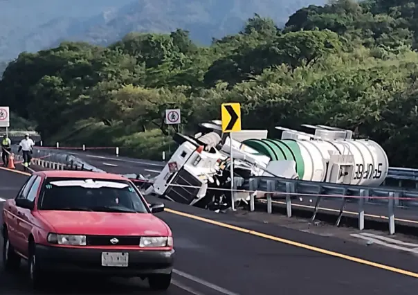 Pipa con combustible se vuelca en la autopista Pera-Cuautla, en Morelos