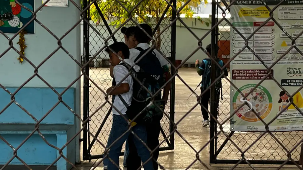 Regresan a clases cientos de alumnos tras paro de maestros en Yucatán