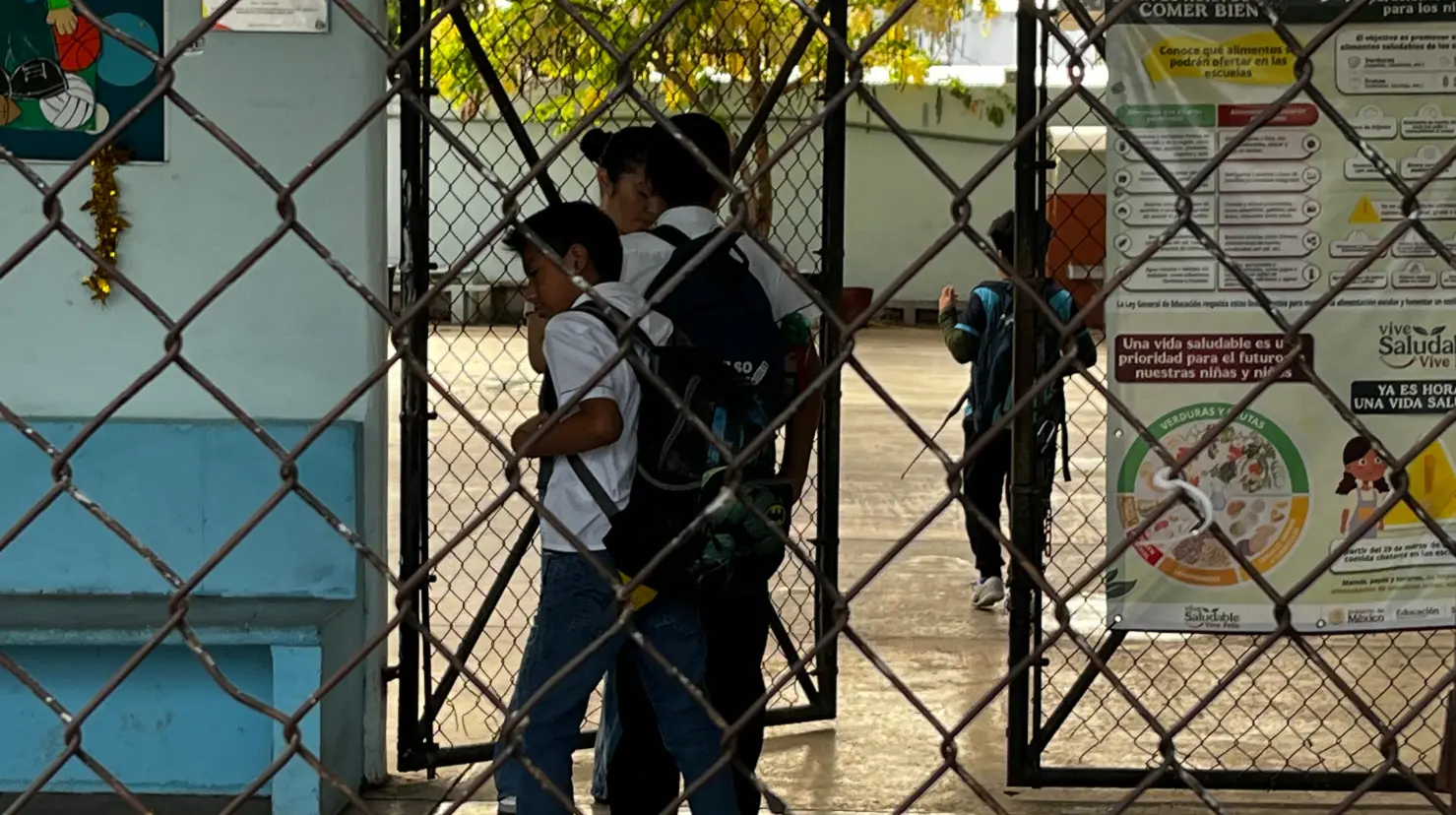 Alumnos de distintos niveles de educación básica en Yucatán volvieron a las aulas luego que por poco más de un mes no asistieron a clases por el paro de maestros que finalizo el pasado viernes.- Fuente Irving Gil