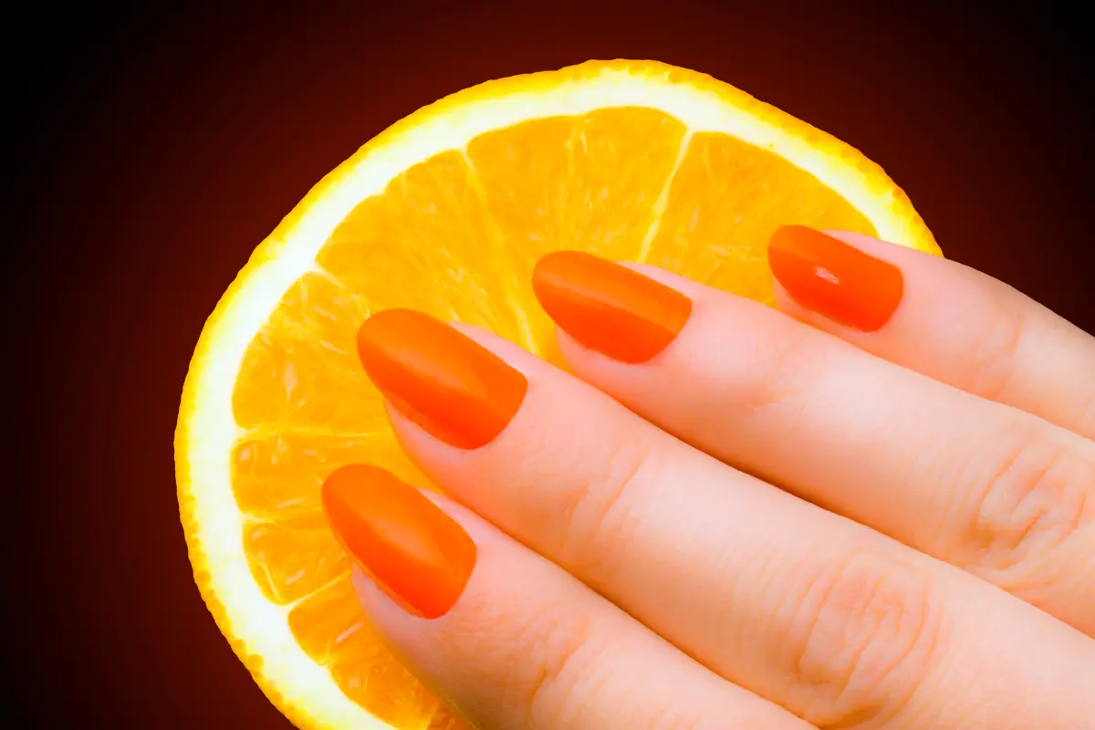 Descubre los diseños de uñas frutales que marcarán la pauta en estilo y originalidad durante este caluroso verano. Foto: Canva