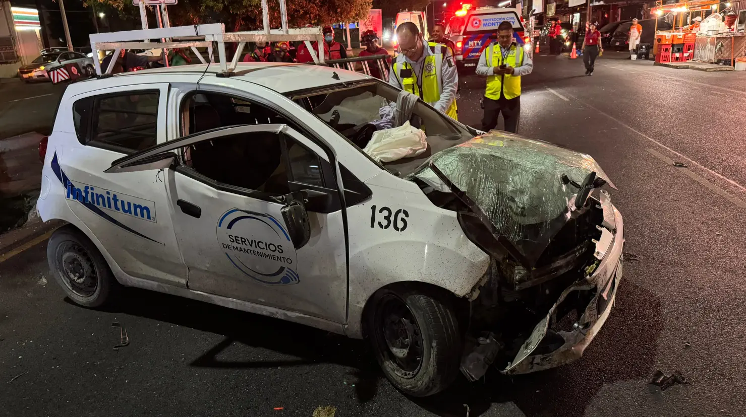 Los elementos de Protección Civil de Monterrey y rescatistas voluntarios acudieron de inmediato al lugar de la volcadura. Foto: Protección Civil de Monterrey.