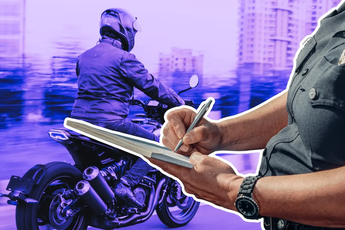 Una motocicleta y un oficial con multa. Foto: Canva