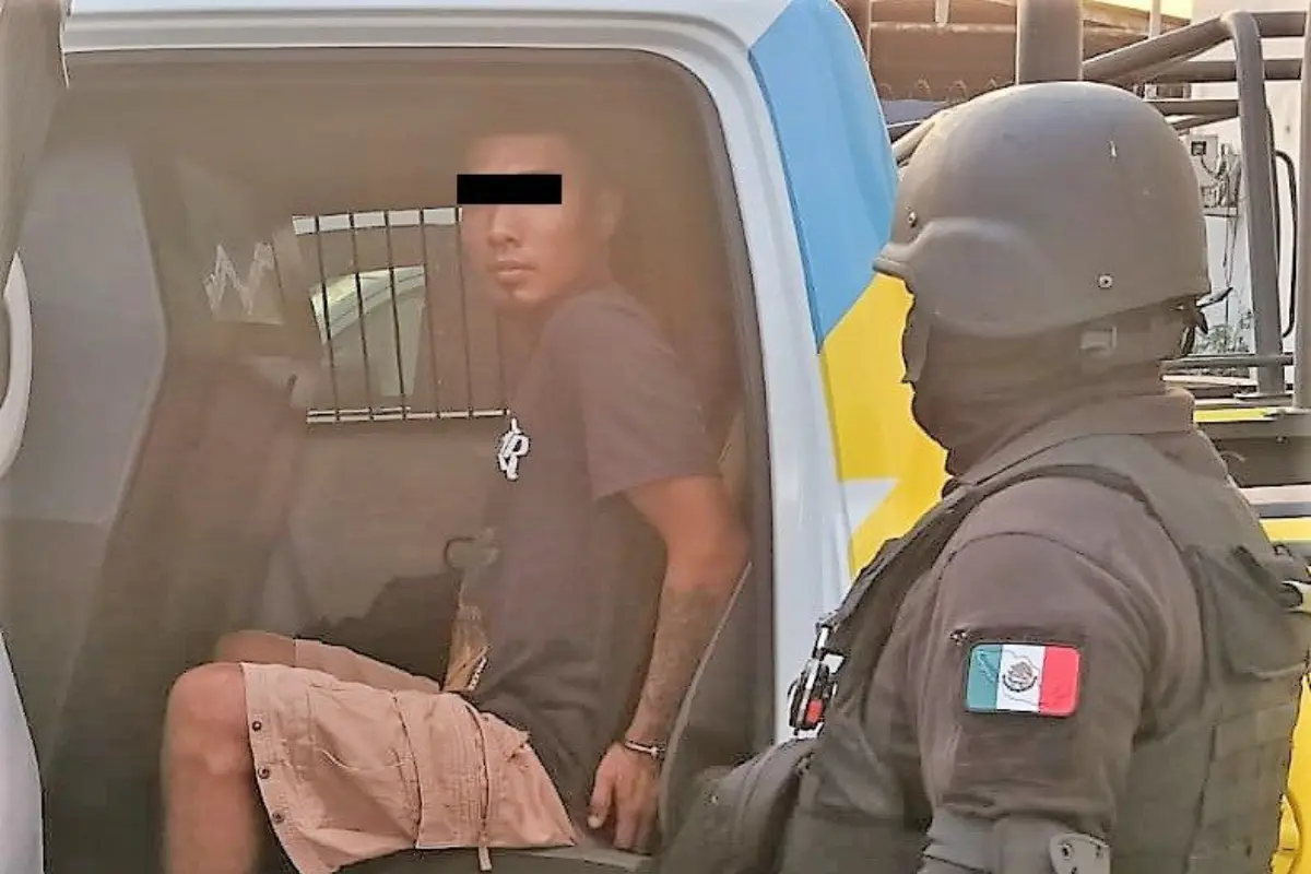 La detención fue realizada por oficiales de la corporación de seguridad municipal al exterior del Mesón Estrella/Foto: Policía de Monterrey
