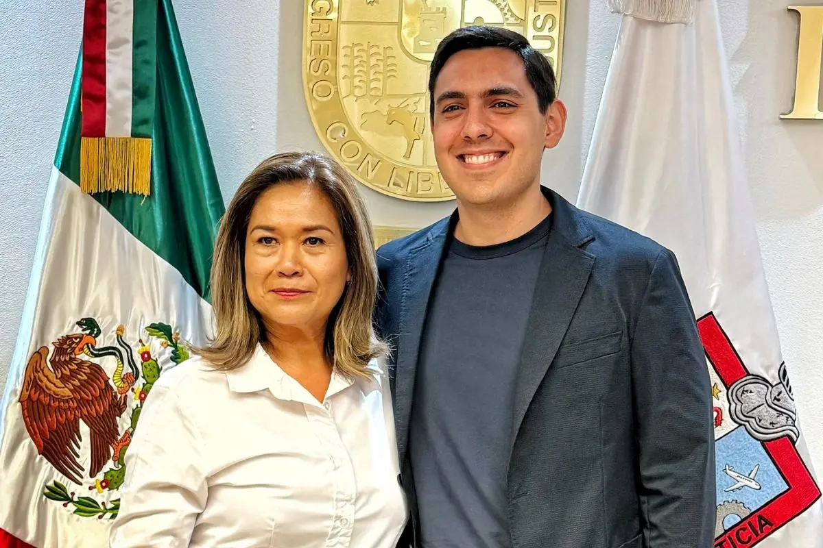 El alcalde César Garza Arredondo oficializó la salida del exfuncionario y tomó protesta a la nueva regidora María Esther Pérez Ramírez, vecina del sector. Foto: César Garza Arredondo