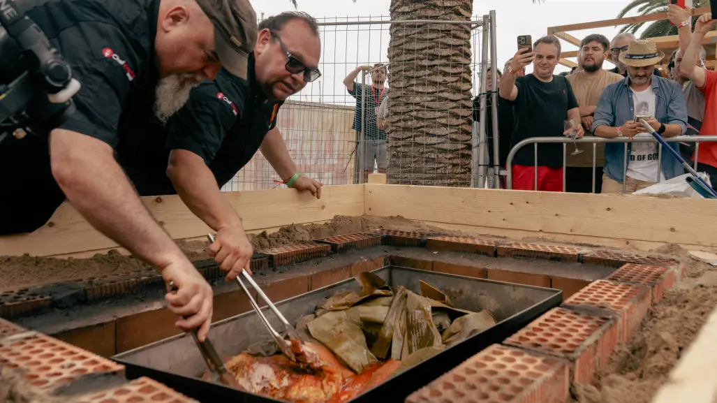 Yucatán hace historia en Europa con la primera cochinita pibil enterrada realizada en un festival