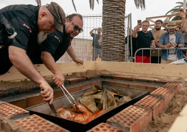 Yucatán hace historia en Europa con la primera cochinita pibil enterrada realizada en un festival