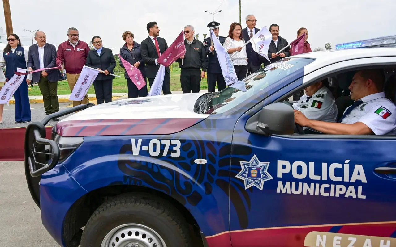 Delfina Gómez entregó 240 nuevas patrullas para reforzar la seguridad en Nezahualcóyotl. Foto: X/ @delfinagomez (Canva)