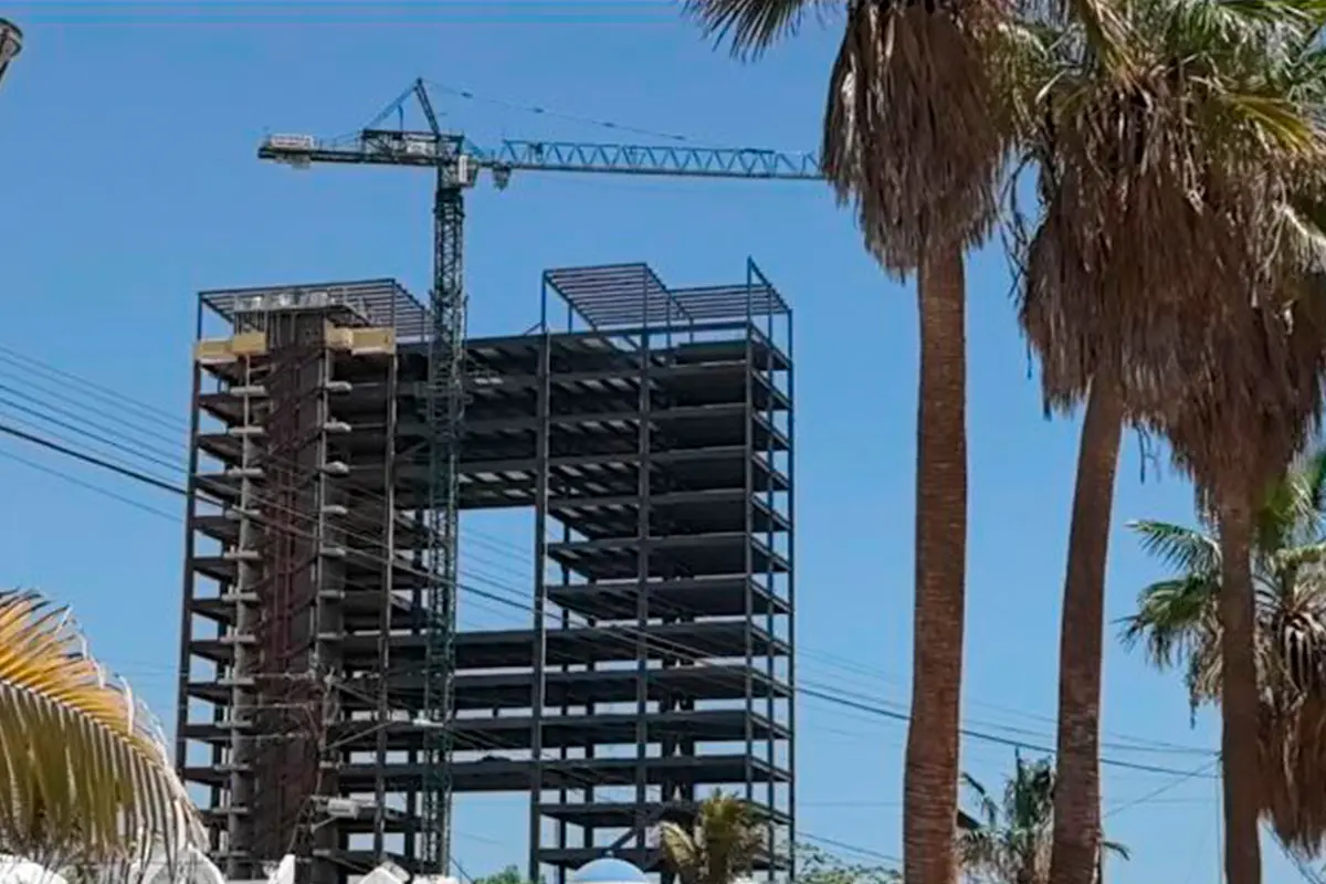Sunset Residential será el edificio más alto de La Paz, con 18 pisos y 80 metros de altura, pero ¿están conformes los vecinos? Foto: Rocío Casas.