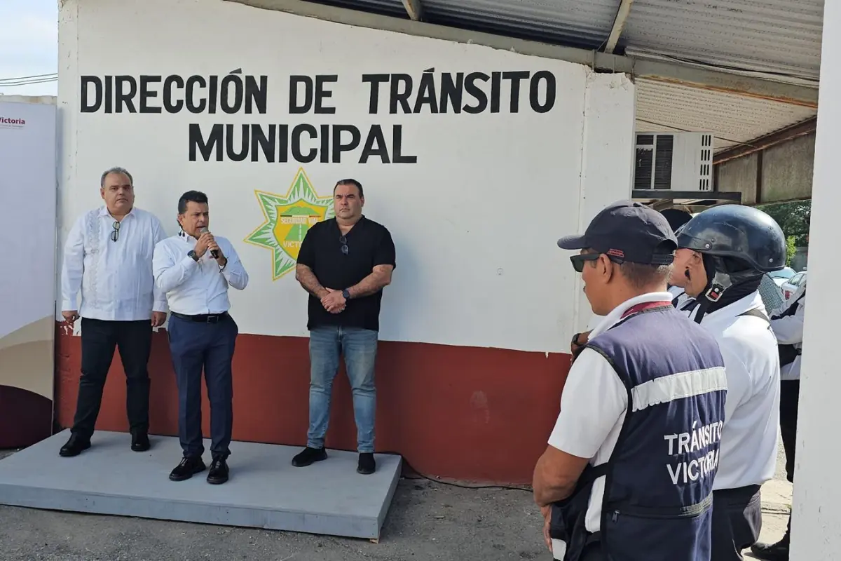 Eduardo Gattás Báez (centro) alcalde de Victoria ofrece un mensaje a elementos de Tránsito. Foto: Ramón Sánchez