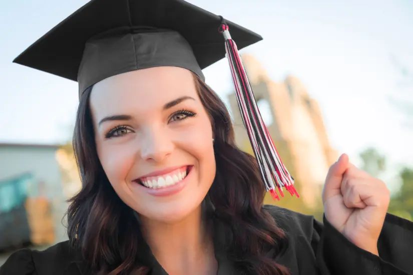 Este 2025, elige peinados fáciles para cabello largo que te harán brillar en tu ceremonia de graduación. Foto: Canva