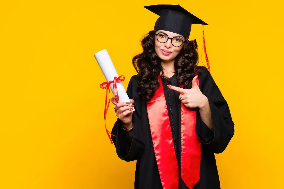 Prepárate para tu graduación con impresionantes peinados que resaltarán tu cabello largo y te harán lucir radiante. Foto: Canva