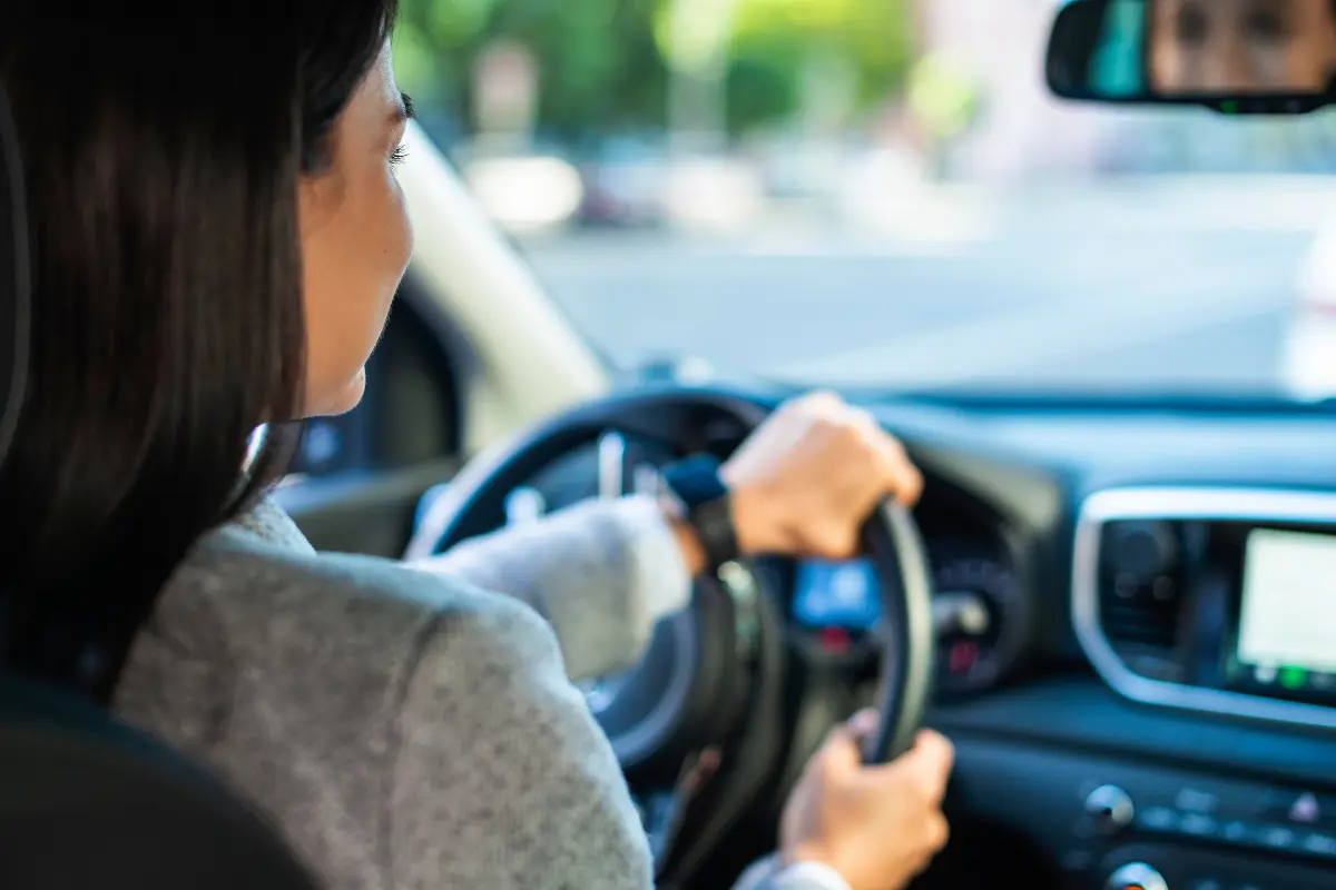 Mujer conduciendo su vehículo en CDMX. Foto: Freepik